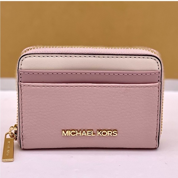 Michael Kors Jet Set Travel Card
Case Zip Around Wallet - Picture 10 of 10